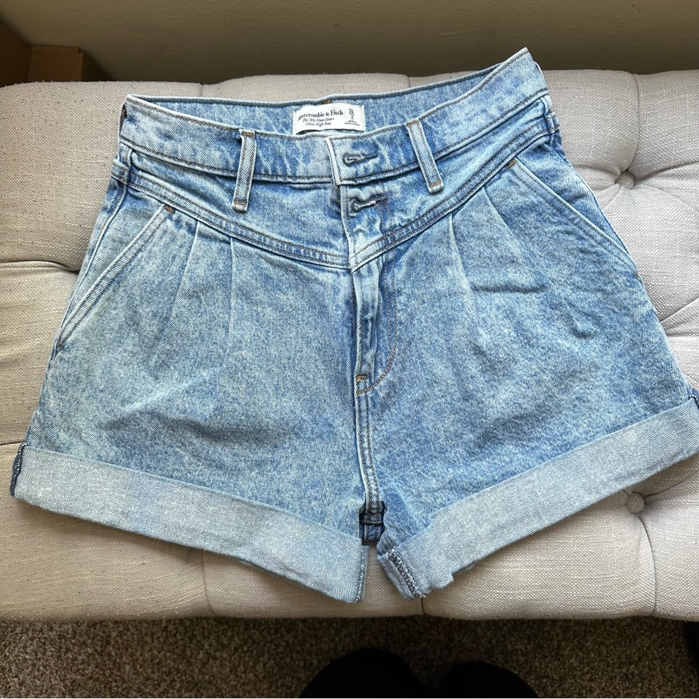 Abercrombie & Fitch - The 80s Mom Short
Ultra High Rise
